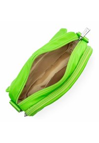 Clutch in pelle verde con due scomparti con zip, texture liscia e fodera interna beige. Presenta hardware in metallo argentato e un design minimalista.