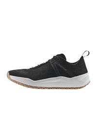 Scarpe sportive nere realizzate in suede forato, con suola in gomma bianca e suola esterna marrone. Include una cinghia in tessuto per il supporto.