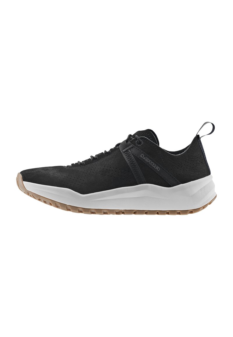 Scarpe sportive nere realizzate in suede forato, con suola in gomma bianca e suola esterna marrone. Include una cinghia in tessuto per il supporto.