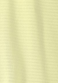 Hellgelber, gerippter Stoff mit weicher Textur, der vertikale Streifen und eine glatte, gleichmäßige Oberfläche aufweist.