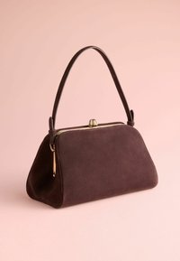 Geantă din suede maro, cu o formă triangulară bine definită, având un închizător de culoare aurie și un singur mânere. Fără modele sau accente vizibile.