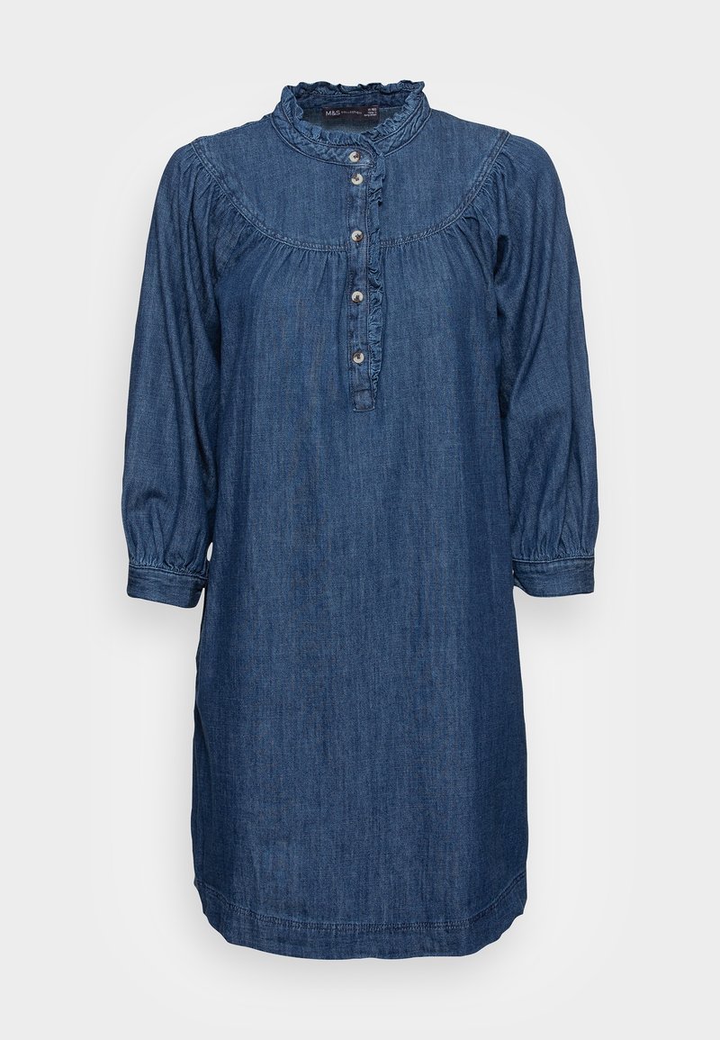 Denimklänning i mörkblått med volangkrage, knappslå och trekvartsärmar. Har elastiska manschetter och en avslappnad passform.