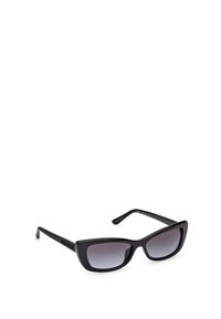 Gafas de sol negras de forma de ojo de gato con un acabado brillante. Lentes de gradiente oscuro y detalle del logotipo en relieve en las patillas. Ángulos marcados y diseño elegante.