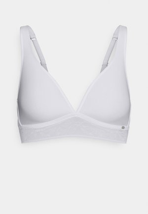 Bralet triangular alb dintr-un material moale, cu o bandă texturată asemănătoare dantelei, curele ajustabile și un mic accent metalic pe lateral.