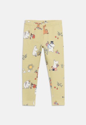 Børneleggings i beige med farverige Mumi-figurer, blomster, æbler, sol og små dyr trykt over det hele.