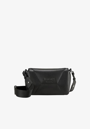 Borsa a tracolla in pelle nera di forma rettangolare, con logo impresso e tracolla regolabile. Presenta cuciture geometriche e bottoni a pressione.