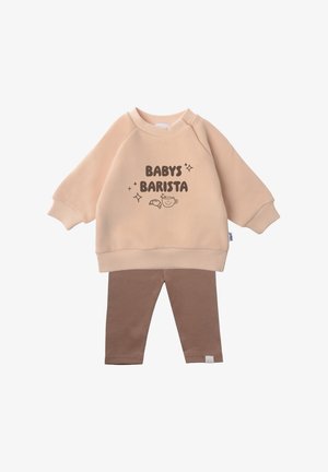 Pfirsichfarbener Sweatshirt mit dem Aufdruck "BABY'S BARISTA", kombiniert mit braunen Rippleggings. Weicher Stoff, lange Ärmel und umschlagbare Säume sorgen für zusätzlichen Komfort.