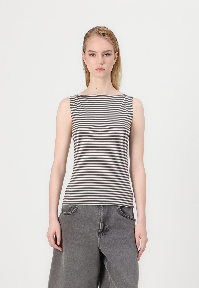 Haut sans manches rayé en gris et blanc, avec un col bateau et une silhouette ajustée. Tissu lisse avec un léger extensibilité.