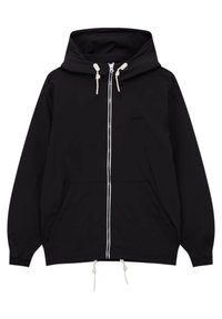 Svart lättviktsjacka med huva, framzipning, vita dragsko och två stora framfickor. Slät textur och enkel design.