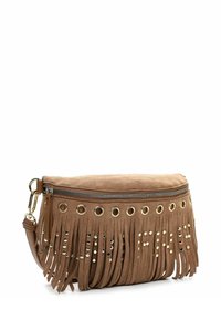 Borsa a tracolla in suede tan con frange, chiusura con zip, grommet dorati e borchie decorative sulla parte anteriore. Include una tracolla regolabile.