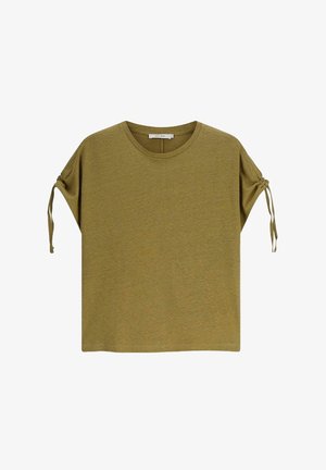 T-shirt olive en tissu doux, avec une coupe ample, un col rond et des détails de nouage réglables sur les manches courtes.