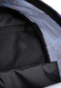 Interno di uno zaino nero con scomparto rivestito in viola, dotato di una tasca con zip in rete e base in tessuto nero. Texture liscia e design strutturato.