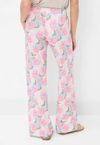 Schopfhosen aus leichtem Stoff mit einem abstrakten Blumenmuster in Pink, Blau und Grau, ausgestattet mit einem elastischen Bund und Gesäßtaschen.