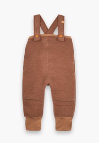 Braune Stoff-Latzhosen mit verstellbaren Trägern, die eine strukturierte Oberfläche und gerippte Knöchelabschlüsse in einem helleren Braun aufweisen. Akzentuiert mit Holzknöpfen.