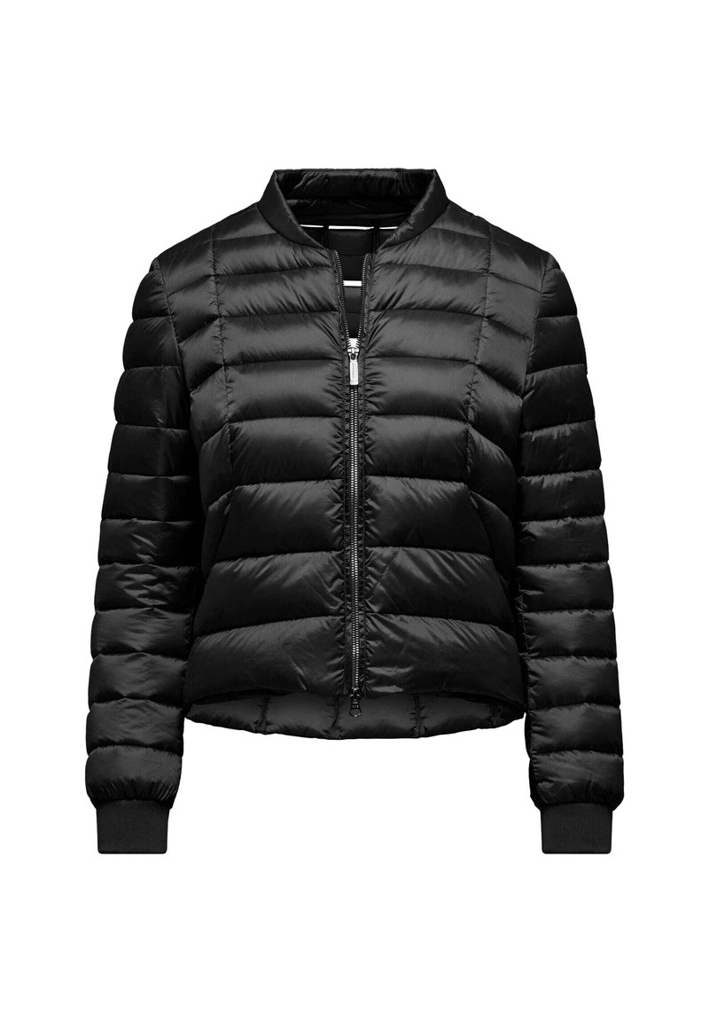 Zwarte pufferjack met een cropped ontwerp, ritssluiting aan de voorkant, ribgebreide manchetten en horizontale gestikte structuur. Glad, glanzend stof.