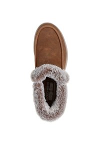 Zapato marrón tipo mocasín con exterior de ante y un cuello esponjoso de piel sintética de color marrón claro, con plantilla acolchada y diseño de punta redondeada.