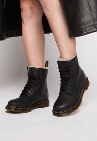 Dr. Martens - 1460 SERENA - Gležnjarji z vezalkami - black Miniaturna slika 1