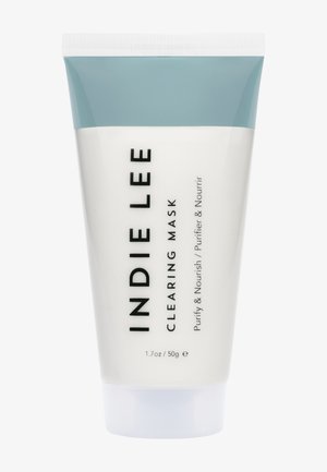 Mascarilla Clearing de Indie Lee en un tubo blanco apretable con una tapa azul clara. Presenta texto en negro con el nombre del producto y detalles de uso. Tamaño de 50 g.