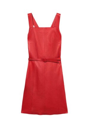 Rode leren jurk met brede banden, een aansluitend lijfje en een taille met riem. Heeft schuine zakken en een gestructureerde silhouet.