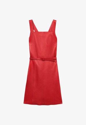 Rød læderkjole med brede stropper, en tætsiddende overdel og en taljebælte. Har skrå lommer og en struktureret silhuet.