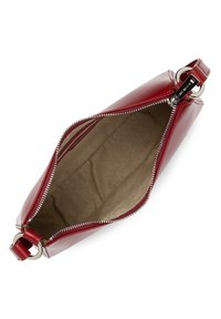 Borsa in pelle rossa con forma arrotondata, chiusura con zip argentata e un manico ad anello singolo. L'interno è foderato in tessuto beige.