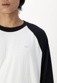 Hollister Co. BOXY - Majica z dolgimi rokavi - brilliant white/black beauty