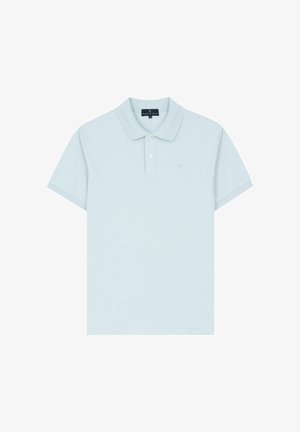 Polo de manga corta azul claro con dos botones blancos, pequeño logo bordado en el lado izquierdo del pecho y cuello estándar.