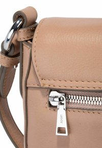 Borsa a tracolla in pelle beige con chiusura a patta, zip argentata e dettagli cuciti. Presenta una tracolla curva e un design elegante.