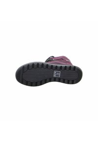La bota alta morada presenta una suela de goma negra texturizada con un patrón antideslizante. Los cordones y el material suave realzan el diseño superior.