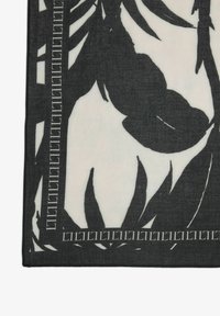 Material de tip țesătură cu model alb-negru, cu motive mari de frunze. Fundalul este alb, iar marginea include accente geometrice.