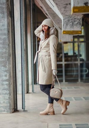 VUCH TAYNA - Taška s příčným popruhem - beige