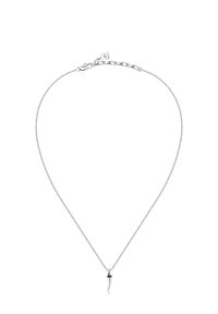 Collana in argento con un pendente sottile e curvo. Presenta una catena a maglie texturizzate e un gancio a moschettone. Design elegante e minimalista.