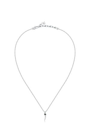 Collana in argento con un pendente sottile e curvo. Presenta una catena a maglie texturizzate e un gancio a moschettone. Design elegante e minimalista.