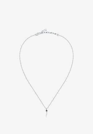 Collana in argento con un pendente sottile e curvo. Presenta una catena a maglie texturizzate e un gancio a moschettone. Design elegante e minimalista.
