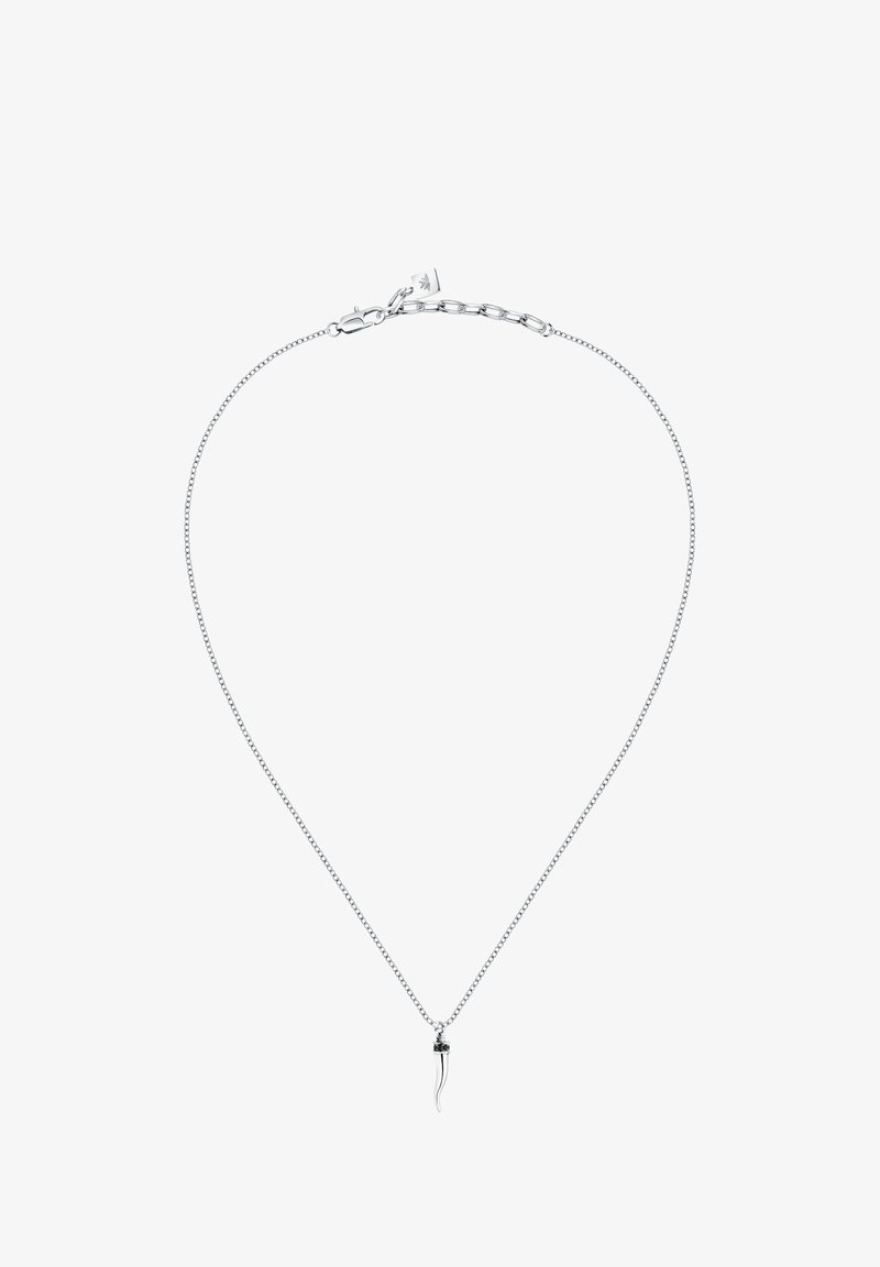 Collana in argento con un pendente sottile e curvo. Presenta una catena a maglie texturizzate e un gancio a moschettone. Design elegante e minimalista.