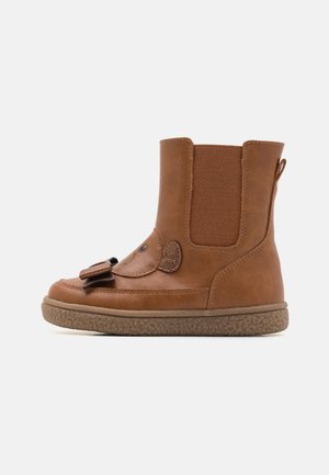 Braune Leder-Stiefelette mit elastischen seitlichen Einsätzen, einer abgerundeten Zehenpartie, einer Gummisohle und einem dekorativen Schleifchen auf der Vorderseite.