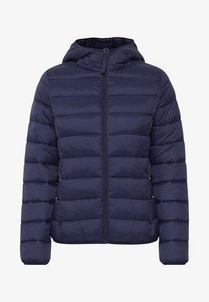 Sötétkék steppelt dzseki cipzárral, kapucnival és puha, tűzött textúrával. Jellemzője a vízszintes varrás és az elasztikus mandzsetták.