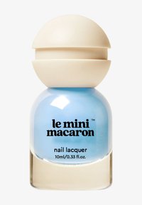 Jasnoniebieski lakier do paznokci w okrągłej szklanej butelce z beżową nakrętką. Etykieta z napisem "le mini macaron" z rozmiarem produktu 10 ml/0,33 fl. oz.