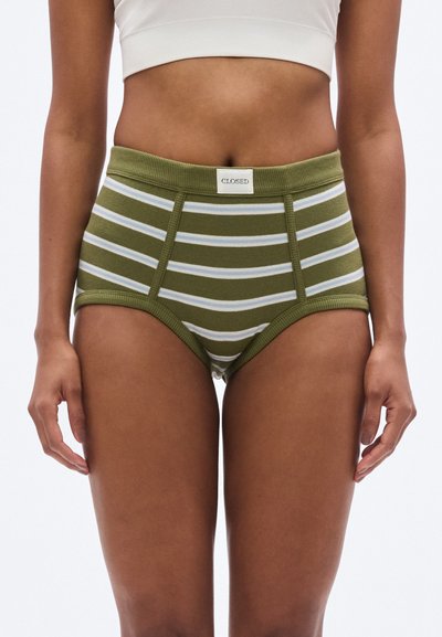 Culotte pour femmes à taille haute rayée vert et blanc avec un design côtelé texturé et une étiquette à la ceinture.