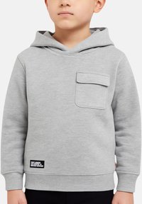 Sweat à capuche gris clair en tissu lisse, doté d'une poche avant et de poignets côtelés. Comprend une petite étiquette à l'ourlet.