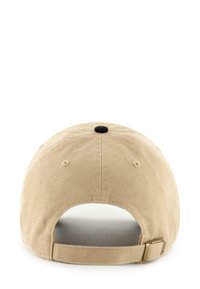 Beige Baseballcap mit einem gebogenen Schirm und einem schwarzen Knopf an der Oberseite, mit einem Stoffriemenverschluss auf der Rückseite für eine verstellbare Passform.