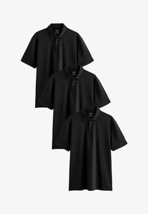 Tre polo shirt nere in cotone, con maniche corte, colletto a punta e patta con tre bottoni. Design uniforme, senza fantasie o dettagli.