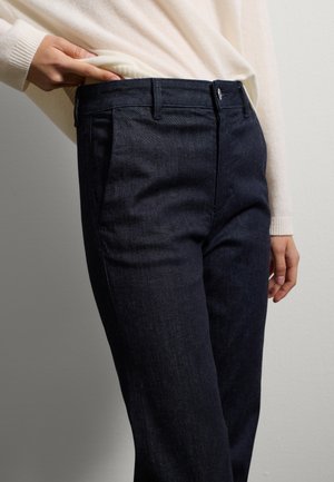 Donker marineblauwe denim broek met een rechte pasvorm, zijzakken en een knoopsluiting. De stof heeft een zachte textuur.