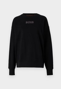 Svart sweatshirt med rund hals, ribbade ärmslut och nederkant. Har en broderad "BOSS"-logotyp på framsidan i en texturerad design.