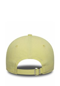Gelbe Baseballkappe mit gebogenem Schirm, strukturiertem Stoff, verstellbarem Riemen auf der Rückseite mit einem Metallverschluss. Schlichte Gestaltung ohne Logos.