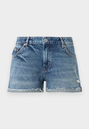 Τζιν σορτς με ξεφτισμένα τελειώματα, μπροστινό κουμπί και φερμουάρ, μπροστινές τσέπες, και μια μικρή λεπτομέρεια φθοράς στο δεξί πόδι.