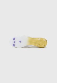 Semelle de chaussure à crampons blanche avec un dégradé jaune, ornée de picots violets et d'une surface texturée pour l'adhérence.