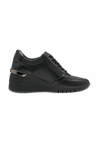 Sneakers neri in pelle con accenti testurizzati, tacco a zeppa e una fascia metallica lucida. Presentano lacci e una suola in gomma per la trazione.