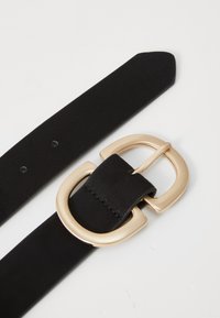 Cintura in pelle nera con fibbia in metallo dorato. La fibbia ha una forma rettangolare e una finitura liscia e opaca. Due fori di regolazione sul cinturino.