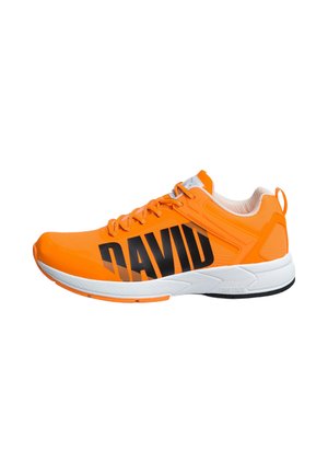 Leuchtend orangefarbener Sportschuh mit erhabenem schwarzem "DAVID"-Schriftzug an der Seite, weißer gepolsterter Sohle und gestricktem Innenfutter.